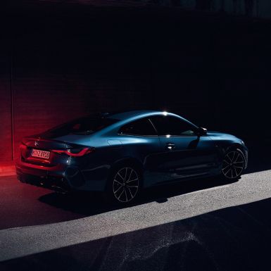 Imagine cu trei sferturi din partea spate a BMW Seria 4 Coupé, G22, 2020, cu umerii şi elementul „Hofmeister kink” Imagine cu trei sferturi din partea spate a BMW Seria 4 Coupé, G22, 2020, în Albastru Arctic Race metalizat, cu umerii şi elementul „Hofmeister kink”