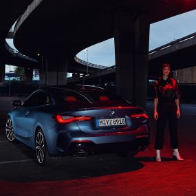 Imagine cu partea spate a BMW Seria 4 Coupé, G22, 2020, cu stopuri Imagine cu partea spate a BMW Seria 4 Coupé, G22, 2020, în Albastru Arctic Race metalizat, cu stopuri