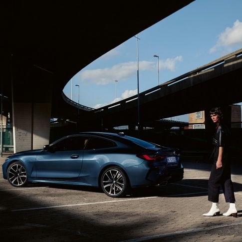 Imagine cu partea laterală a BMW Seria 4 Coupé, G22, 2020, cu linia continuă a plafonului Imagine cu partea laterală a BMW Seria 4 Coupé, G22, 2020, în Albastru Arctic Race metalizat, cu linia continuă a plafonului