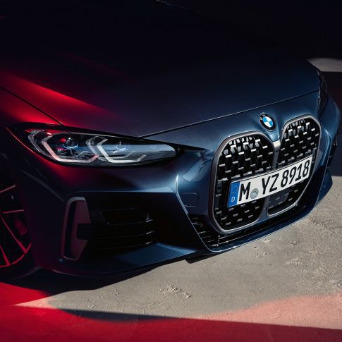 Imagine cu trei sferturi din partea frontală a BMW Seria 4 Coupé, G22, 2020, cu grila BMW dublă Imagine cu trei sferturi din partea frontală a BMW Seria 4 Coupé, G22, 2020, în Albastru Arctic Race metalizat, cu grila BMW dublă
