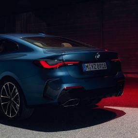 Imagine cu trei sferturi din partea spate a BMW Seria 4 Coupé, G22, 2020, cu ţevi de eşapament Imagine cu trei sferturi din partea spate a BMW Seria 4 Coupé, G22, 2020, în Albastru Arctic Race metalizat, cu ţevi de eşapament