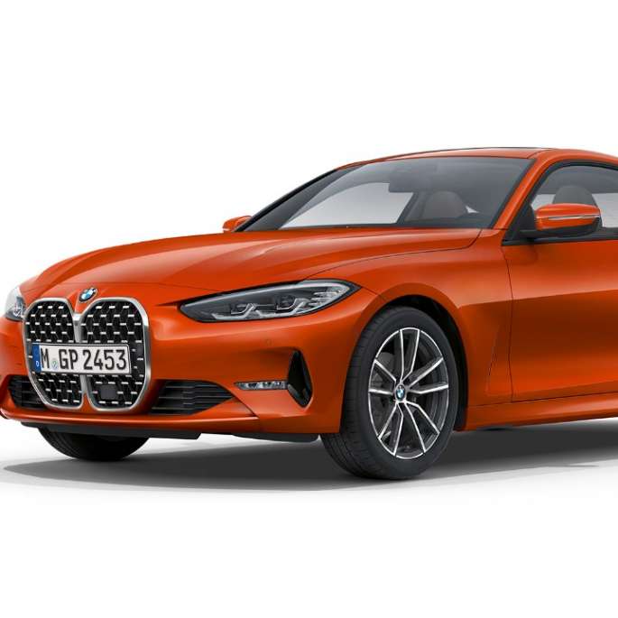 Imagine cu trei sferturi din partea frontală a BMW Seria 4 Coupé, G22, 2020, cu echipamente de bază Imagine cu trei sferturi din partea frontală a BMW Seria 4 Coupé, G22, 2020, în Portocaliu Sunset metalizat, cu echipamente de bază