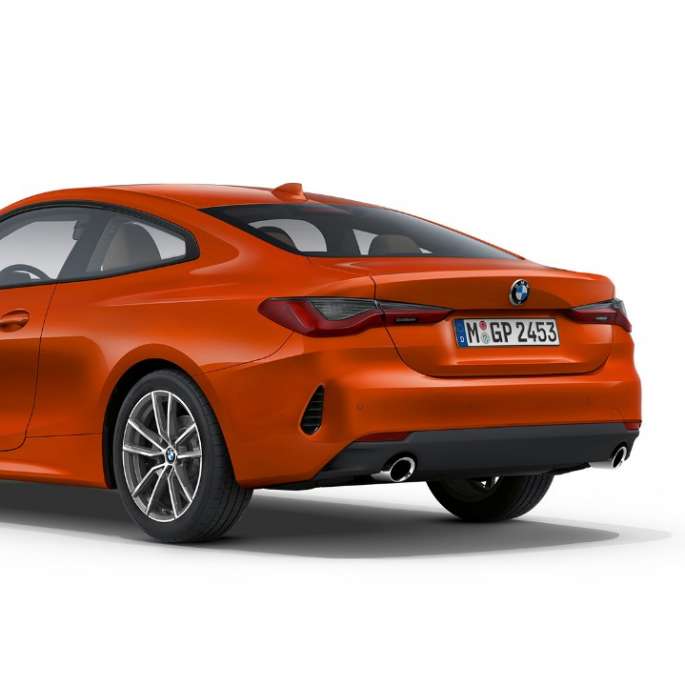 Imagine cu trei sferturi din partea spate a BMW Seria 4 Coupé, G22, 2020, cu echipamente de bază Imagine cu trei sferturi din partea spate a BMW Seria 4 Coupé, G22, 2020, în Portocaliu Sunset metalizat, cu echipamente de bază