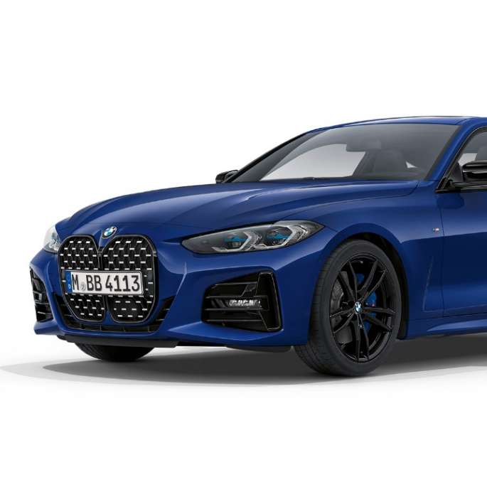 BMW Seria 4 Coupé, G22, 2020, cu pachet M Sport Imagine cu trei sferturi din partea frontală a BMW Seria 4 Coupé, G22, 2020, în Albastru Arctic Race metalizat, cu pachet M Sport