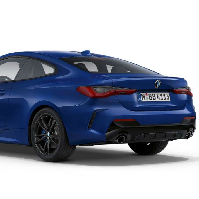 Partea spate a BMW Seria 4 Coupé, G22, 2020, cu pachet M Sport Imagine cu trei sferturi din partea spate a BMW Seria 4 Coupé, G22, 2020, în Albastru Arctic Race metalizat, cu pachet M Sport
