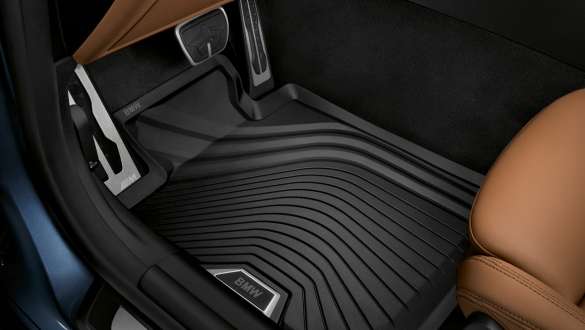 Imagine în prim plan din partea frontală cu covoraşele BMW pentru BMW Seria 4 Coupé G22 2020 Imagine din partea frontală cu covoraşele BMW pentru BMW Seria 4 Coupé G22 2020
