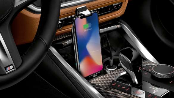 Staţia de încărcare wireless BMW universală pentru BMW Seria 4 Coupé G22 2020 Imagine în prim plan cu staţia de încărcare wireless BMW universală pentru BMW Seria 4 Coupé G22 2020