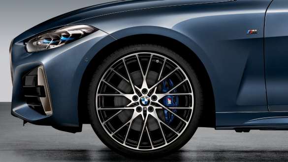 Imagine din partea frontală cu jantele M Performance forjate Cross-spoke de 20”, tip 794 M, Bicolor (Jet Black, lucioase), o roată fără anvelopă ale BMW Seria 4 Coupé G22 2020 Imagine în prim plan cu jantele M Performance forjate Cross-spoke de 20”, tip 794 M, Bicolor (Jet Black, lucioase), o roată fără anvelopă ale BMW Seria 4 Coupé G22 2020