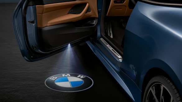 Proiectoarele BMW pentru portiere cu tehnologie LED ale BMW Seria 4 Coupé G22 2020 Imagine în prim plan cu proiectoarele BMW pentru portiere cu tehnologie LED ale BMW Seria 4 Coupé G22 2020