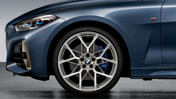 Imagine din partea frontală cu jantele M Performance forjate Y-spoke de 20”, tip 795 M, Bicolor (Gri Ferric mat, cu striaţii lucioase), o roată fără anvelopă, pentru BMW Seria 4 Coupé G22 2020 Imagine în prim plan cu jantele M Performance forjate Y-spoke de 20”, tip 795 M, Bicolor (Gri Ferric mat, cu striaţii lucioase), o roată fără anvelopă, pentru BMW Seria 4 Coupé G22 2020