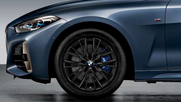 Imagine din partea frontală a BMW Seria 4 Coupé G22 2020 cu jantele M Performance din aliaj uşor Double-spoke de 18”, tip 796 M, Jet Black mat, o roată, fără anvelopă Imagine în prim plan din partea frontală a BMW Seria 4 Coupé G22 2020 cu jantele M Performance din aliaj uşor Double-spoke de 18”, tip 796 M, Jet Black mat, o roată, fără anvelopă
