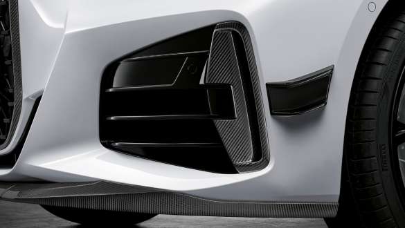 Elementele aerodinamice M Performance, în negru lucios, dreapta, stânga ale BMW Seria 4 Coupé G22 2020 Imagine în prim plan cu elementele aerodinamice M Performance, în negru lucios, dreapta, stânga ale BMW Seria 4 Coupé G22 2020
