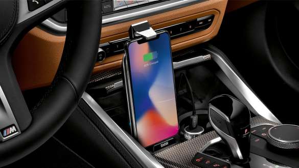 Staţia de încărcare wireless BMW universală pentru BMW Seria 4 Coupé G22 2020 Imagine în prim plan cu staţia de încărcare wireless BMW universală pentru BMW Seria 4 Coupé G22 2020