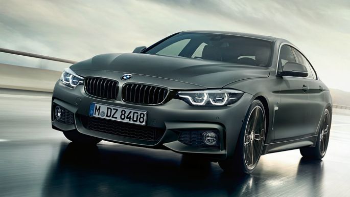 Imagine cu partea frontală a BMW Seria 4 Gran Coupé rulând Imagine cu partea frontală a BMW Seria 4 Gran Coupé rulând