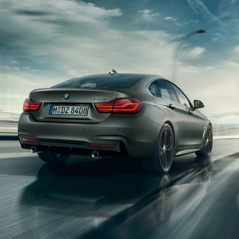 Imagine cu trei sferturi din partea spate a BMW Seria 4 Gran Coupé rulând Imagine cu trei sferturi din partea spate a BMW Seria 4 Gran Coupé rulând