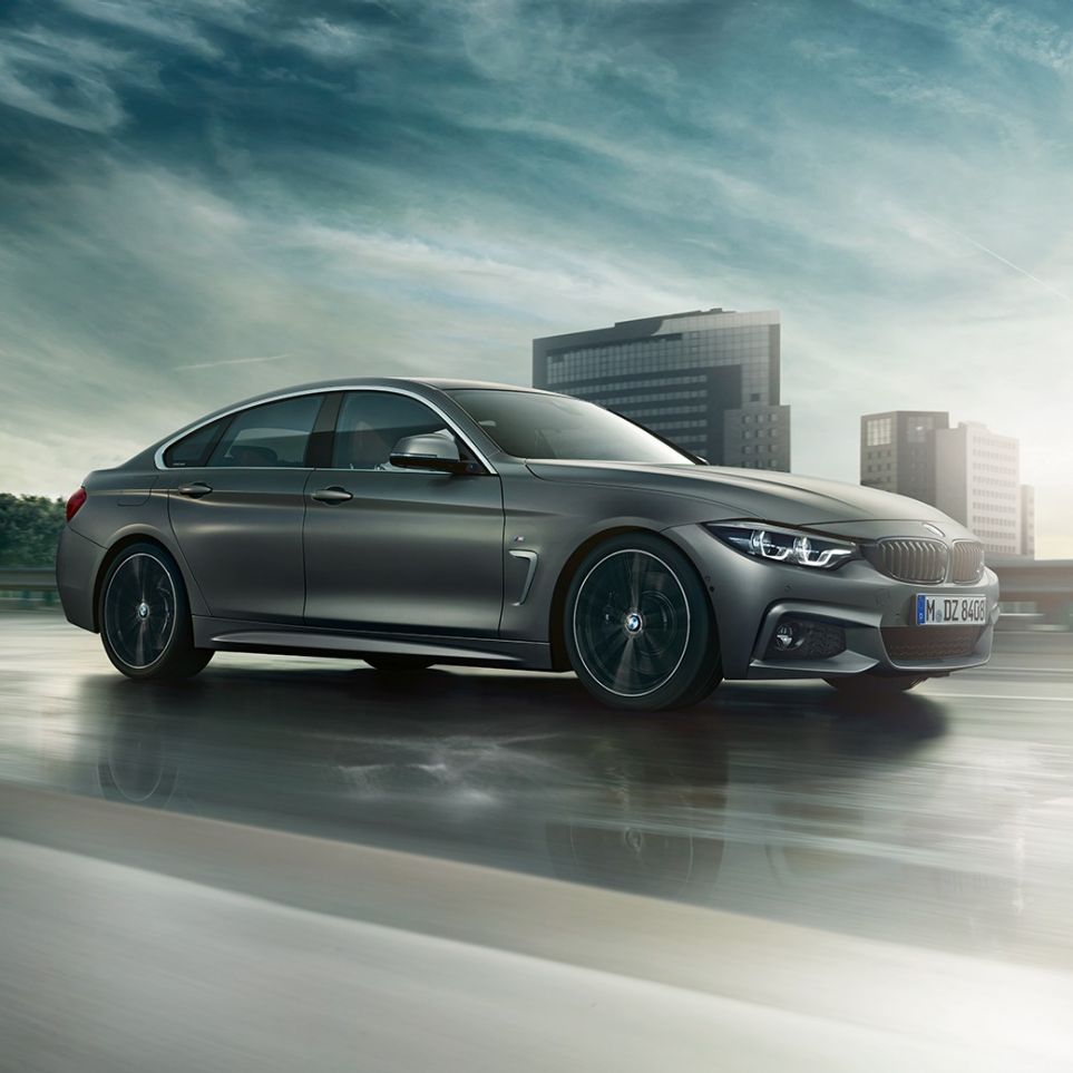Perspectivă laterală a BMW Seria 4 Gran Coupé rulând Perspectivă laterală a BMW Seria 4 Gran Coupé rulând