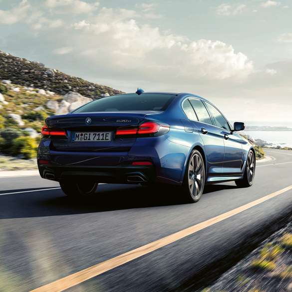Dinamica de condus a BMW Seria 5 Sedan, G30 Dinamică de condus: imagine cu trei sferturi din partea spate a BMW Seria 5 Sedan, G30, în Albastru Phytonic, rulând