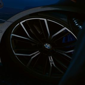 Jantele M din aliaj uşor Y-spoke, tip 846 M, ale BMW Seria 5 Sedan, G30 Imagine în prim-plan cu jantele M din aliaj uşor Y-spoke, tip 846 M, ale BMW Seria 5 Sedan, G30, Facelift, 2020, în Albastru Phytonic