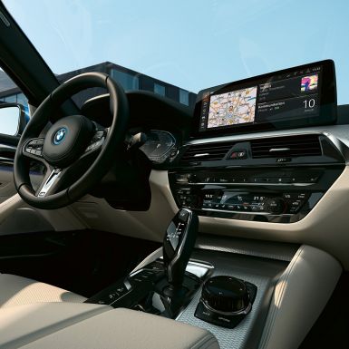 Interiorul BMW Seria 5 Sedan, G30 Imagine din interior cu Control Display-ul şi volanul sport îmbrăcat în piele ale BMW Seria 5 Sedan, G30, Facelift, 2020