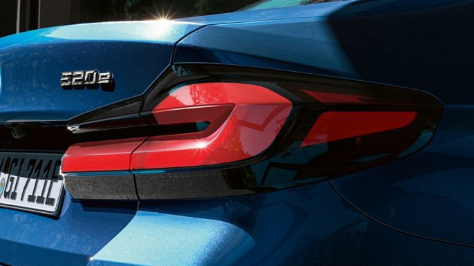 Stopurile cu formă 3D ale BMW Seria 5 Sedan, G30 Imagine în prim-plan cu stopurile cu formă 3D ale BMW Seria 5 Sedan, G30, Facelift, 2020, în Albastru Phytonic
