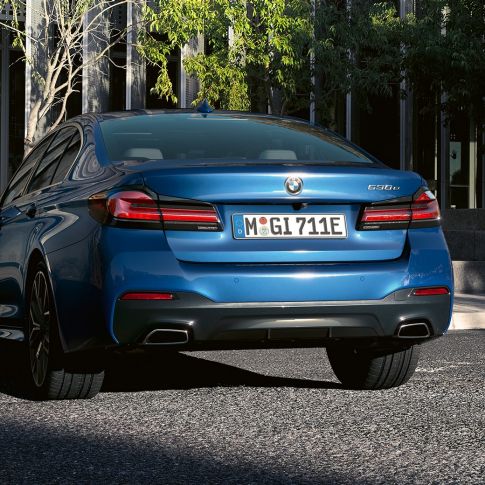 Spoilerul spate al BMW Seria 5 Sedan, G30 Imagine în prim-plan cu ţevile de eşapament ale BMW Seria 5 Sedan, G30, Facelift, 2020, în Albastru Phytonic