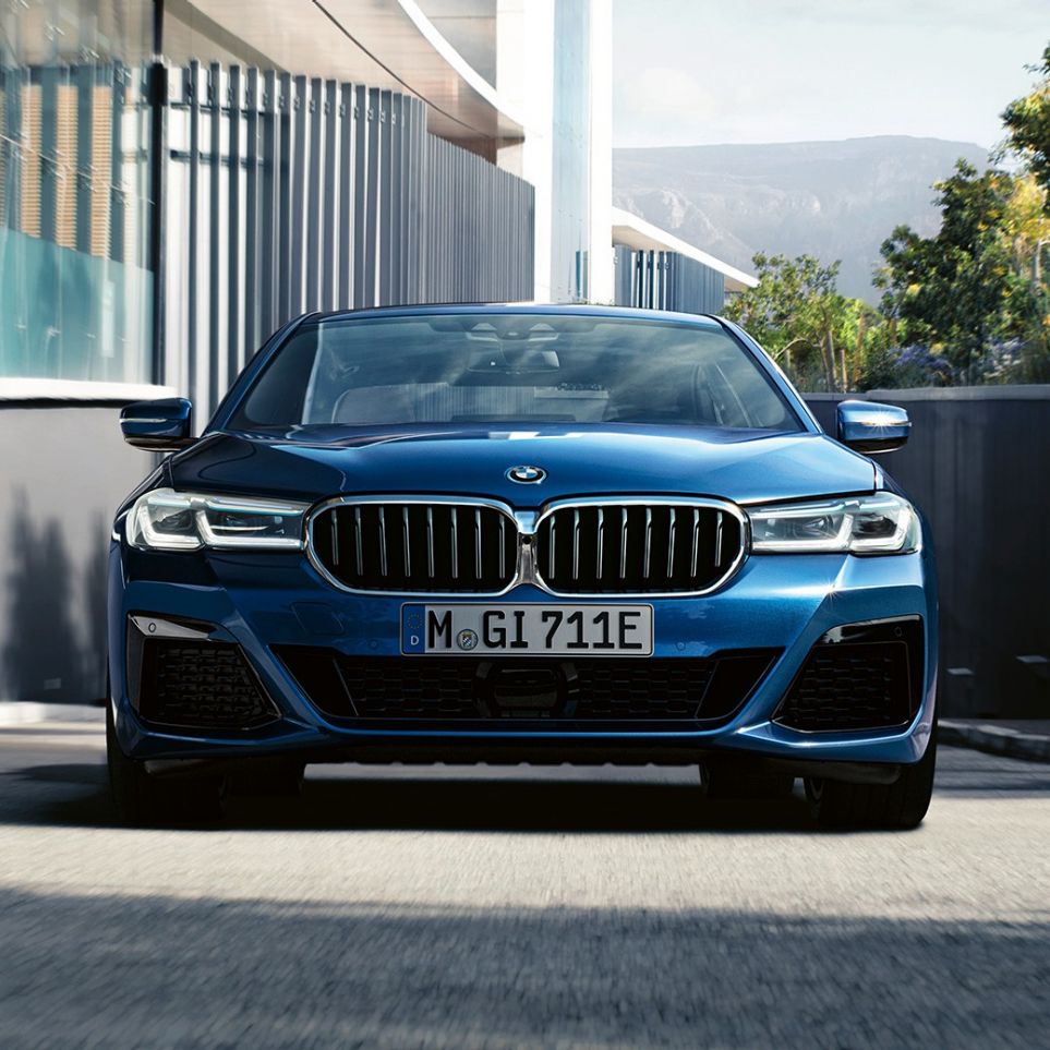 Grila dublă şi spoilerul frontal ale BMW Seria 5 Sedan, G30 Imagine în prim-plan cu grila dublă şi spoilerul frontal ale BMW Seria 5 Sedan, G30, Facelift, 2020, în Albastru Phytonic