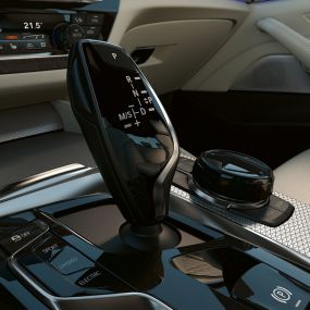 Elementele de control ale BMW Seria 5 Sedan, G30 Imagine din interior cu elementele de control negre lucioase ale BMW Seria 5 Sedan, G30, Facelift, 2020