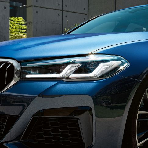 Farurile BMW Laserlight ale BMW Seria 5 Sedan, G30 Imagine în prim-plan cu farurile BMW Laserlight ale BMW Seria 5 Sedan, G30, Facelift, 2020, în Albastru Phytonic