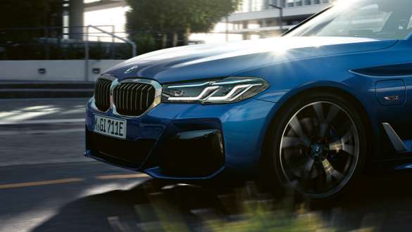 Adaptive Drive al BMW Seria 5 Sedan, G30 Imagine în prim plan cu volanul BMW Seria 5 Sedan, G30, Facelift, 2020, cu Adaptive Drive