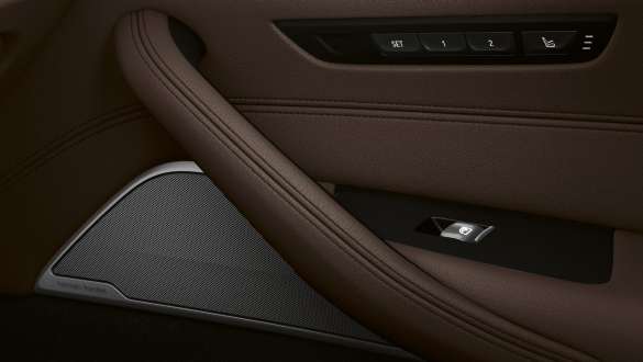 Sistemul de sunet surround Bowers & Wilkins Diamond al BMW Seria 5 Sedan, G30 Imagine în prim plan cu portiera BMW Seria 5 Sedan, G30, Facelift, 2020, cu sistem de sunet surround Bowers & Wilkins Diamond