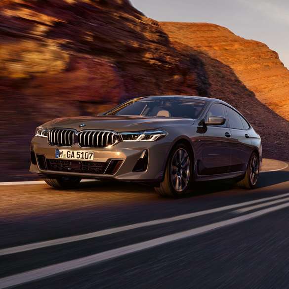 BMW Seria 6 Gran Turismo, G32, 2020 Imagine cu trei sferturi din partea frontală a BMW 640i xDrive Gran Turismo, G32, 2020, în Gri Bernina, rulând în faţa unui peisaj