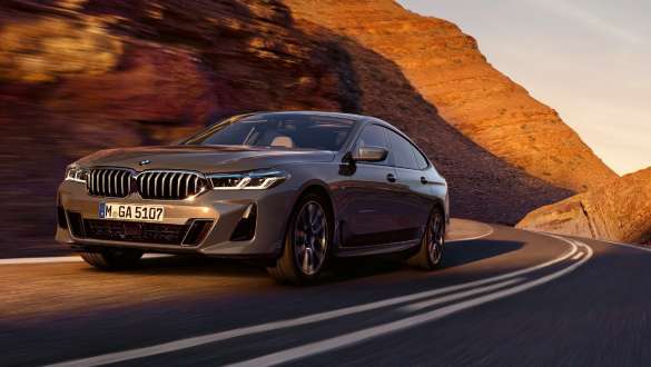 Direcţia integrală adaptivă a BMW Seria 6 Gran Turismo, G32, 2020 Imagine cu trei sferturi din partea spate a BMW Seria 6 Gran Turismo, G32, 2020, cu direcţie integrală adaptivă, rulând