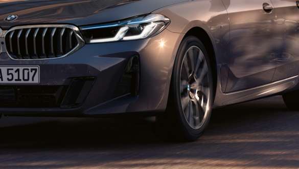 Suspensia pneumatică adaptivă pe ambele punţi a BMW Seria 6 Gran Turismo, G32, 2020 Imagine cu trei sferturi din partea frontală a BMW Seria 6 Gran Turismo, G32, 2020, cu suspensie pneumatică adaptivă pe ambele punţi