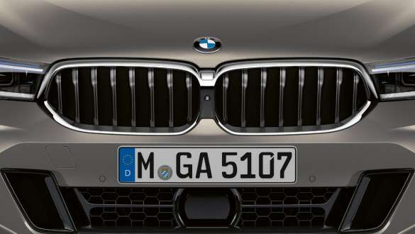 Grila frontală a BMW Seria 6 Gran Turismo, G32, 2020 Imagine în prim plan cu grila frontală a BMW 640i xDrive Gran Turismo, G32, 2020, în Gri Bernina