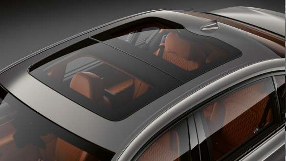 Plafonul panoramic din sticlă al BMW Seria 7 Sedan Perspectivă de sus asupra plafonului panoramic din sticlă al BMW Seria 7 Sedan