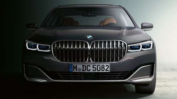 Spoilerul frontal al BMW Seria 7 Sedan Imagine frontală în prin-plan cu spoilerul frontal al BMW Seria 7 Sedan