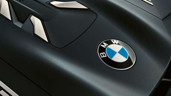Motorul BMW TwinPower Turbo pe benzină cu 4 cilindri Imagine în prim-plan cu motorul BMW TwinPower Turbo pe benzină cu 4 cilindri al BMW Seria 7 Sedan