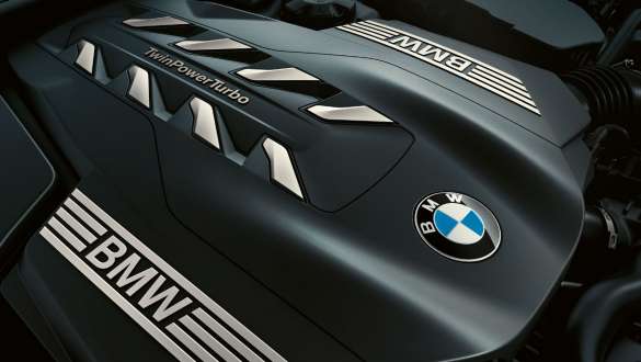 Motorul BMW TwinPower Turbo pe benzină cu 8 cilindri Imagine în prim-plan cu motorul BMW TwinPower Turbo pe benzină cu 8 cilindri al BMW Seria 7 Sedan