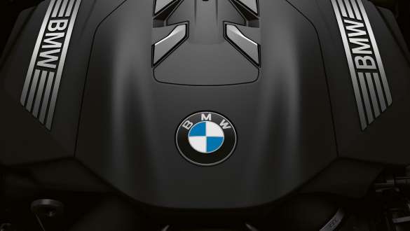 Motorul BMW TwinPower Turbo pe benzină cu 6 cilindri în linie Imagine în prim-plan cu motorul BMW TwinPower Turbo pe benzină cu 6 cilindri în linie al BMW Seria 7 Sedan