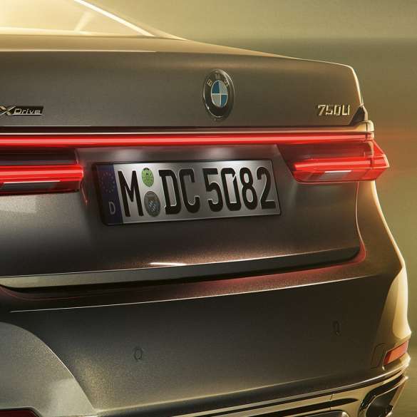 Emblema „750Li” a BMW Seria 7 Sedan Imagine în prim-plan cu BMW Seria 7 Sedan cu emblemă „750Li” în partea spate