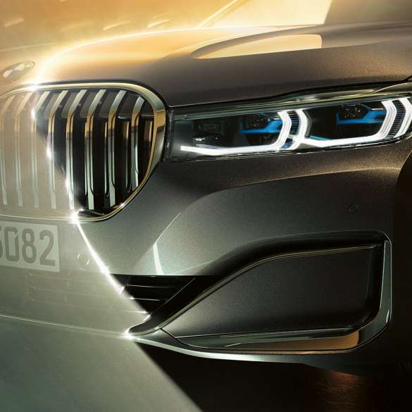 Grila radiatorului şi farurile BMW Laserlight ale BMW Seria 7 Sedan Imagine în prim-plan cu BMW Seria 7 Sedan cu grilă mare a radiatorului şi faruri BMW Laserlight