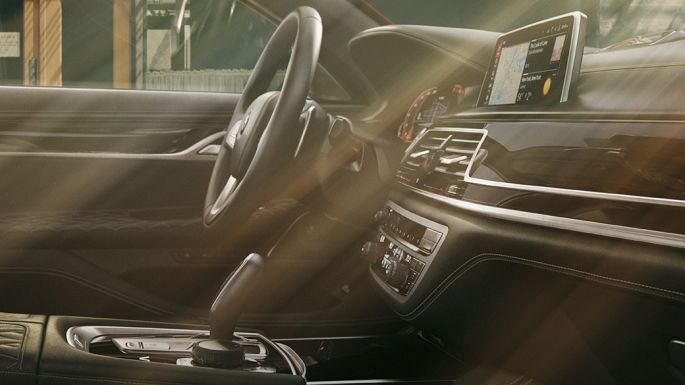 Interiorul de înaltă calitate al BMW Individual Seria 7 Sedan Interiorul negru de înaltă calitate al BMW Individual Seria 7 Sedan