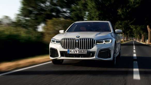 Imagine din partea frontală a unui BMW Seria 7 Sedan plug-in hybrid G11 G12 care se deplasează Imagine din partea frontală a unui BMW Seria 7 Sedan plug-in hybrid G11 G12 care se deplasează pe stradă