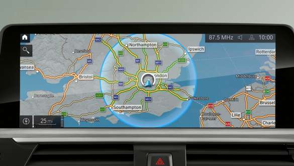 Sistemul de navigaţie dintr-un BMW Seria 7 Sedan plug-in hybrid G11 G12 Imagine în prim plan cu sistemul de navigaţie dintr-un BMW Seria 7 Sedan plug-in hybrid G11 G12