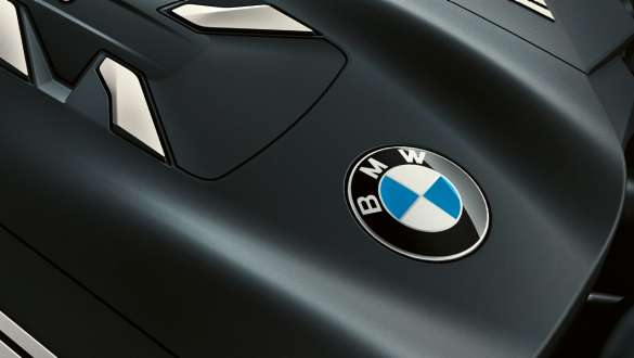 Motor BMW TwinPower Turbo pe benzină cu 4 cilindri BMW Seria 7 Sedan: imagine în prim plan cu motorul BMW TwinPower Turbo pe benzină cu 4 cilindri