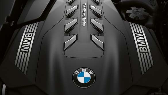 Motor BMW TwinPower Turbo pe benzină cu 6 cilindri în linie BMW Seria 7 Sedan: imagine în prim plan cu motorul BMW TwinPower Turbo pe benzină cu 4 cilindri