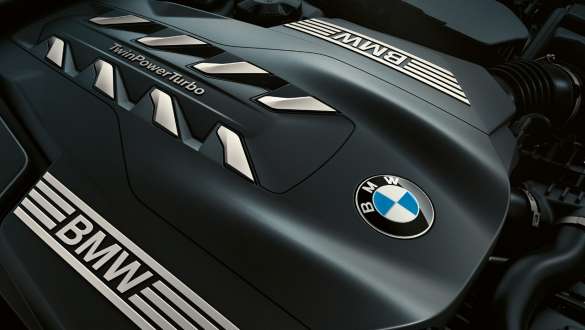 Motor BMW TwinPower Turbo pe benzină cu 8 cilindri BMW Seria 7 Sedan: imagine în prim plan cu motorul BMW TwinPower Turbo pe benzină cu 8 cilindri
