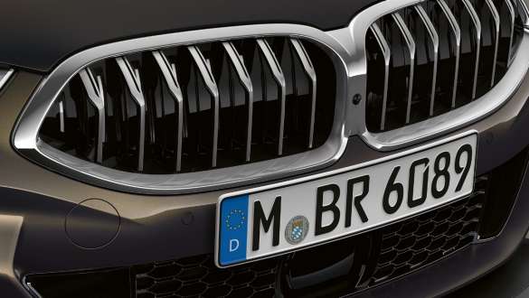 Imagine frontală cu grila radiatorului cu direcţionare activă a fluxului de aer a BMW M850i xDrive în Gri Dravit metalizat. Imagine frontală cu grila radiatorului cu direcţionare activă a fluxului de aer a BMW M850i xDrive în Gri Dravit metalizat.