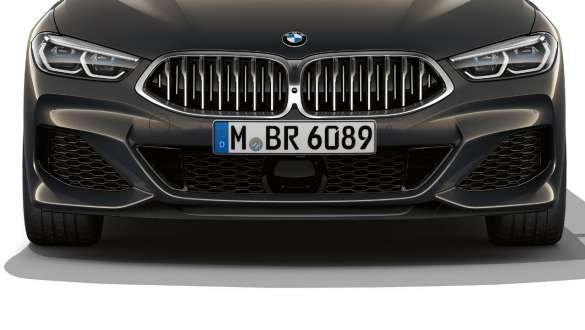 Imagine cu spoilerul faţă al BMW M850i xDrive în Gri Dravit metalizat. Imagine cu spoilerul faţă al BMW M850i xDrive în Gri Dravit metalizat.