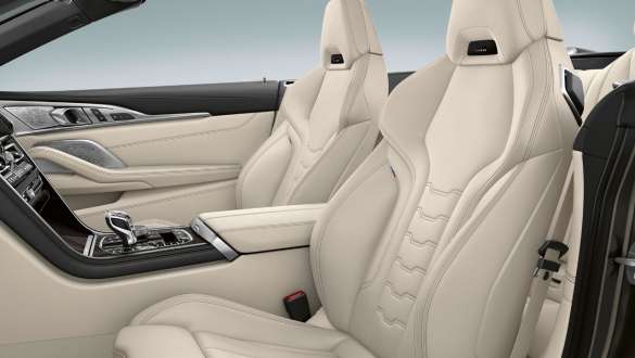 Tapiţeria BMW Individual din piele Merino cu conţinut extins în Alb Ivory a BMW M850i xDrive în Gri Dravit metalizat. Tapiţeria BMW Individual din piele Merino cu conţinut extins în Alb Ivory a BMW M850i xDrive în Gri Dravit metalizat.